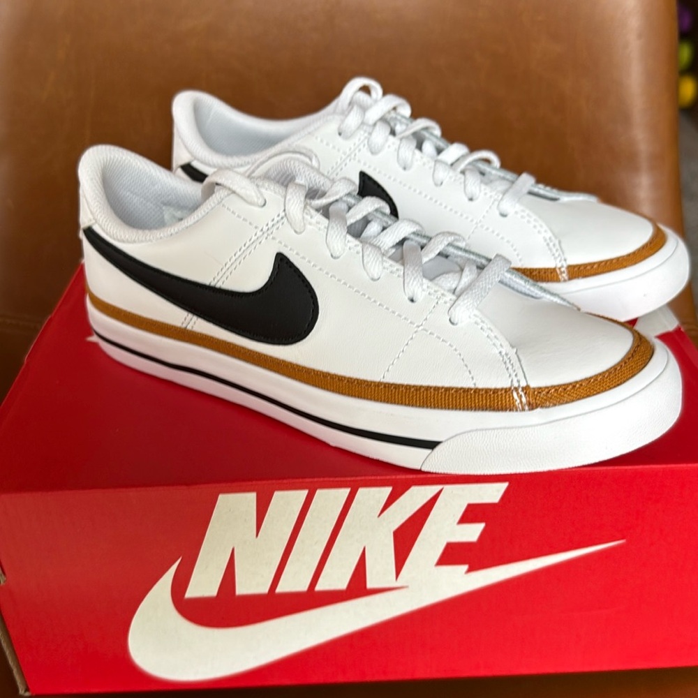 BRAND NEW NIKE COURT LEGACY 4Y New in original box!